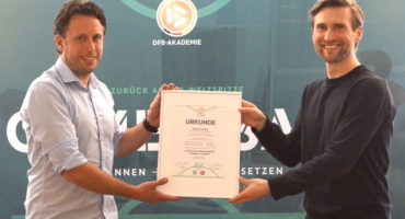 Lamby_Urkundenuebergabe