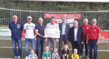 WW-S_Spendenscheck- übergabe Benefizspiel in Neitersen