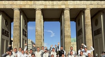 Mannschaftsbild gemeinsam Ü 40 und Ü 50 vor dem Brandenburger Tor 1a